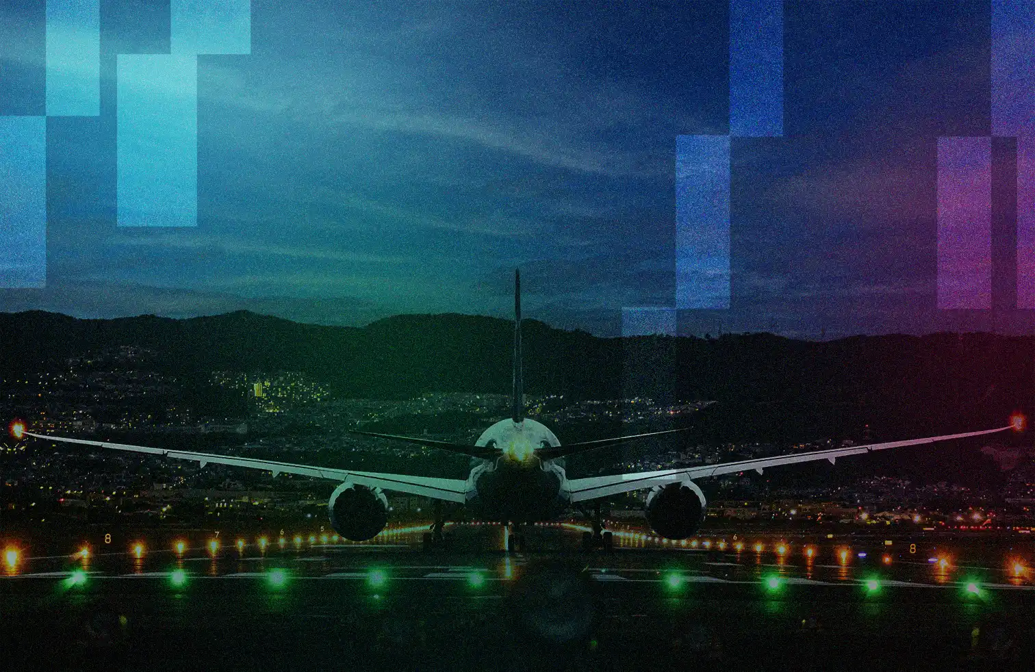 Ein Flugzeug steht bereit auf einer beleuchteten Landebahn bei Dämmerung, mit einer Stadt und Hügeln im Hintergrund.