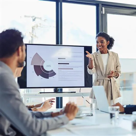 Frau nutzt ein Smartphone während sie in einem Auto sitzt.