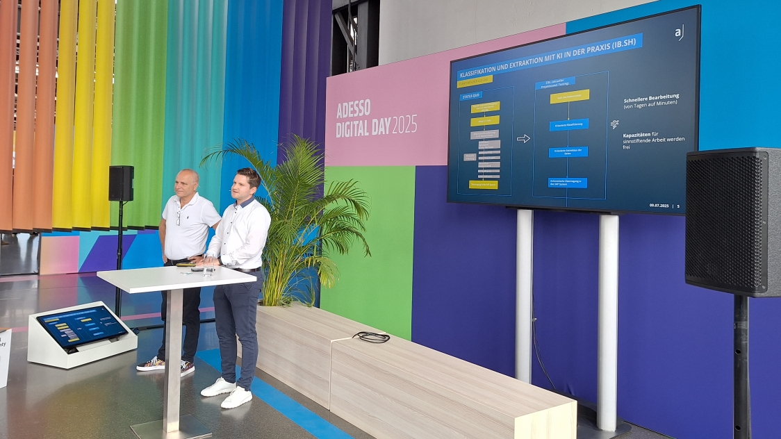 Zwei Sprecher beim Adesso Digital Day 2025 vor bunter Wand, Einführung in KI-Klassifikation