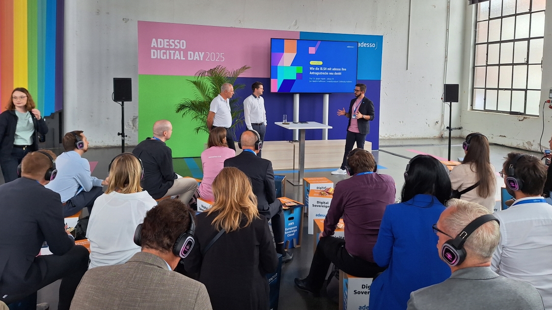 Abschlussrunde der Präsentation mit drittem Sprecher auf der Bühne