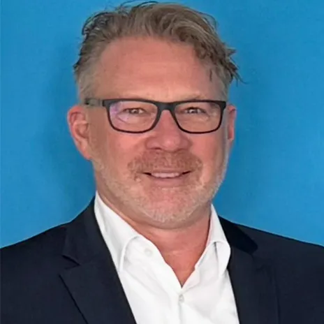 Glasglobus auf einer Laptop-Tastatur, symbolisiert globale Digitalisierung und Vernetzung.