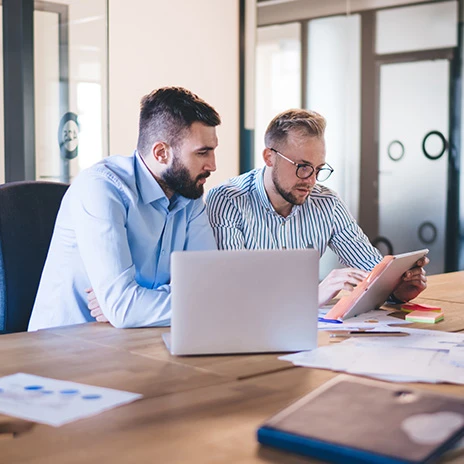 Analyse von Finanz- und Lieferantendaten auf einem Computerbildschirm.