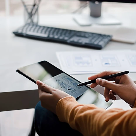 Digitale Unterschrift mit einem Stylus auf einem Tablet.