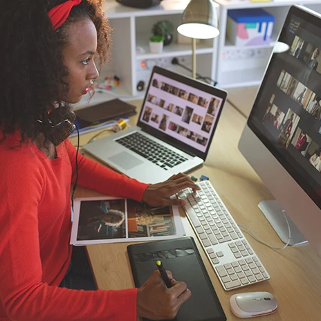 Hand bedient digitales Touchscreen-Display in einem modernen Fahrzeug.