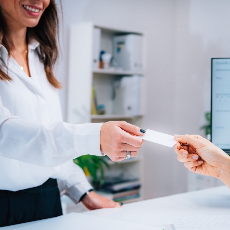 Pinkes Wort "what" auf schwarzem Hintergrund.