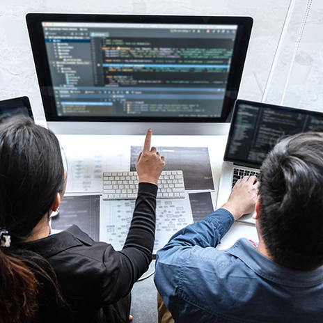 Person nutzt ein Tablet zur Analyse von Daten und Finanzdiagrammen.