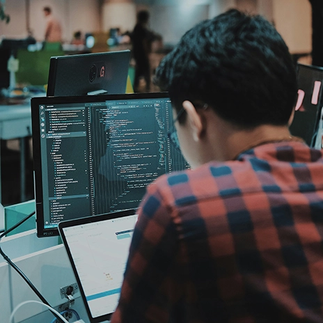 Laptop mit geöffneter E-Commerce-Webanwendung. Ein Online-Shop für Kleidung wird im Browser angezeigt, während eine Person den Laptop nutzt.