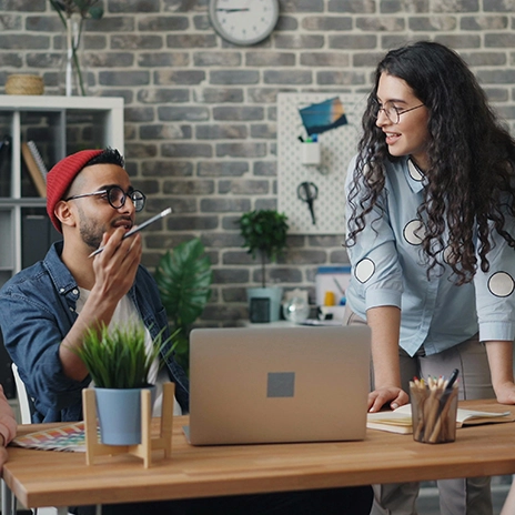 Laptop mit geöffneter E-Commerce-Webanwendung. Ein Online-Shop für Kleidung wird im Browser angezeigt, während eine Person den Laptop nutzt.