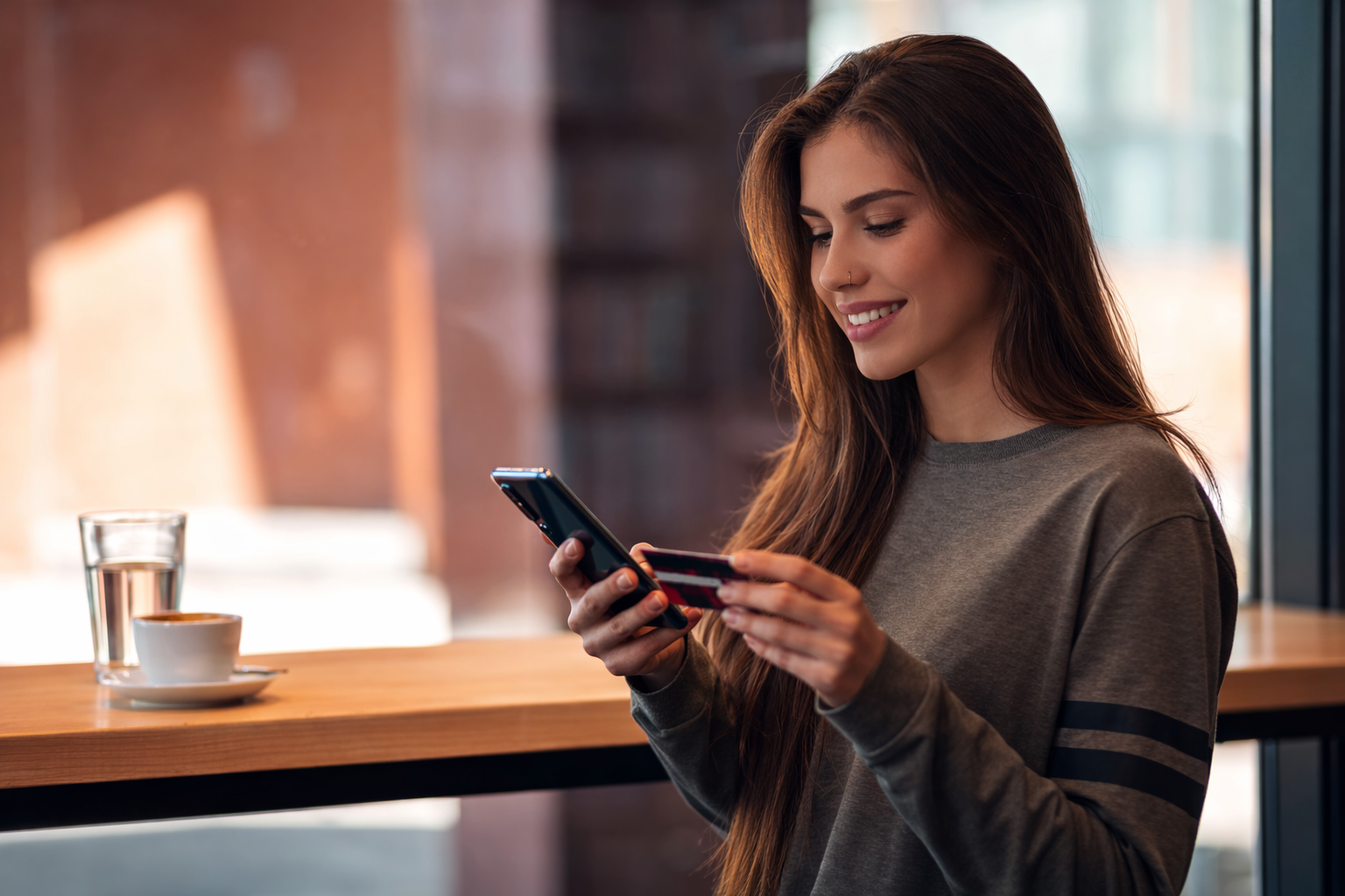 Menschen stehen in dicker Winterkleidung in einer Schlange vor einem Gebäude.