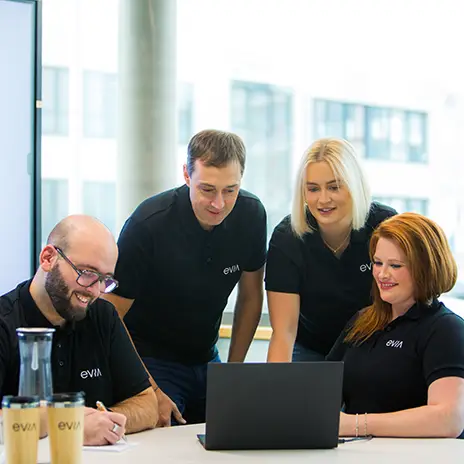 Gruppen von vier arbeitet an einem gemeinsamen Projekt.